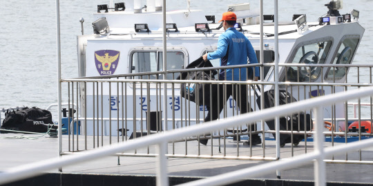 30일 반포한강공원 고 손정민 씨 추모현장 인근 선착장에서 한강경찰대 관계자가 이동하고 있다. 연합뉴스